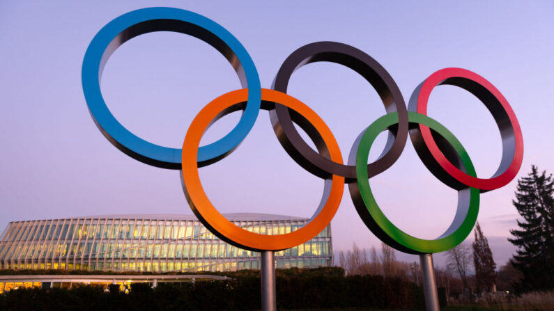 Los anillos olímpicos frente a la sede del Comité Olímpico Internacional (COI), en Lausana, Suiza, el 11 de enero de 2020. (David Ramos/Getty Images)