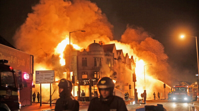 En una fotografía de archivo, los bomberos luchan contra un gran incendio que se declaró en tiendas y propiedades residenciales en Croydon el 9 de agosto de 2011 en Londres, Inglaterra. (Dan Kitwood/Getty Images)