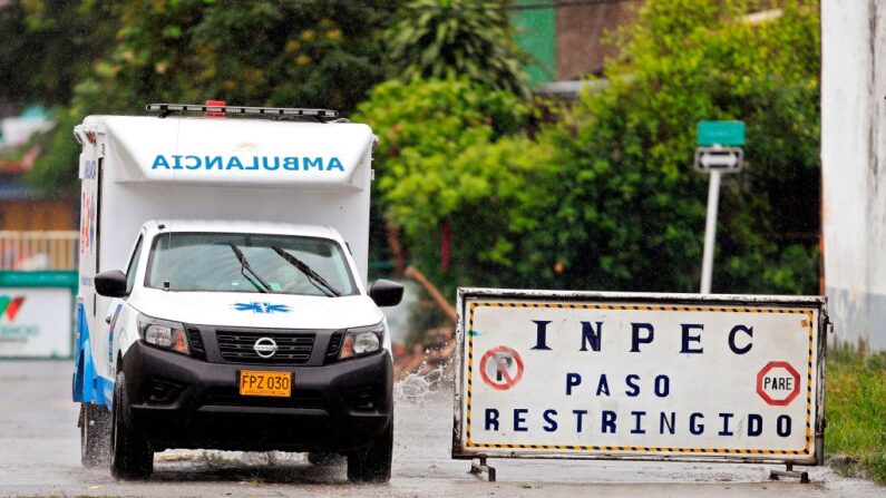 En una fotografía de archivo, se ve una ambulancia en Bogotá (Colombia), el 8 de mayo de 2020. (Daniel Munoz/AFP vía Getty Images)