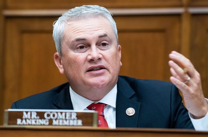 El representante James Comer ( R-Ky.) pregunta al director general de Correos Louis DeJoy durante una audiencia del Comité de Supervisión y Reforma de la Cámara en Washington, el 24 de agosto de 2020. (Tom Williams/POOL/AFP vía Getty Images)