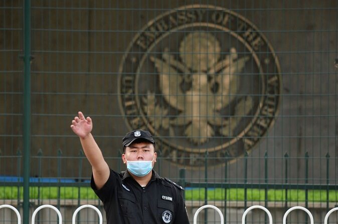 Un guardia de seguridad chino gesticula frente a la embajada de Estados Unidos en Beijing el 12 de septiembre de 2020. (Greg Baker/AFP vía Getty Images)