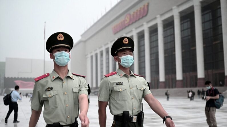 Policías paramilitares caminan frente al Museo del Partido Comunista Chino, cerca del estadio nacional Nido de Pájaros, en Beijing, el 25 de junio de 2021. (Noel Celis/AFP vía Getty Images)
