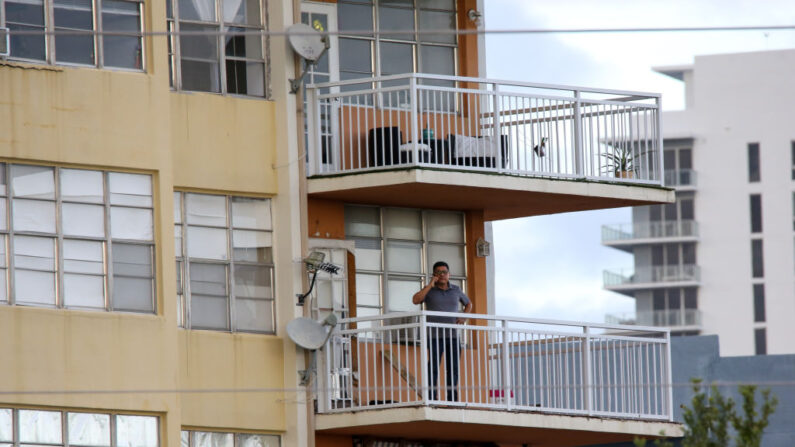 Un hombre es visto hablando por teléfono en un balcón del condominio Crestview Towers el 2 de julio de 2021 en North Miami Beach, Florida. (Eva Marie Uzcategui/Getty Images)
