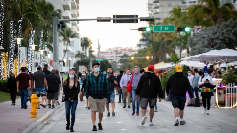 La gente camina en Ocean Drive, en Miami Beach, Florida (EE.UU.), el 09 de enero 2021. (Eva Marie Uzcategui/AFP vía Getty Images)