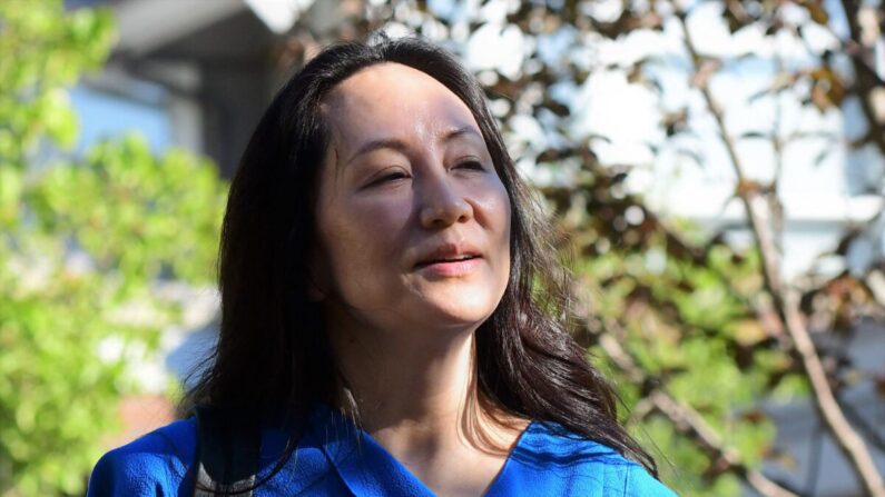 La directora financiera de Huawei, Meng Wanzhou, sale de su casa de Vancouver para asistir a su audiencia de extradición en el Tribunal Supremo de Columbia Británica, en Vancouver, Canadá, el 4 de agosto de 2021. (Don Mackinnon/AFP vía Getty Images)