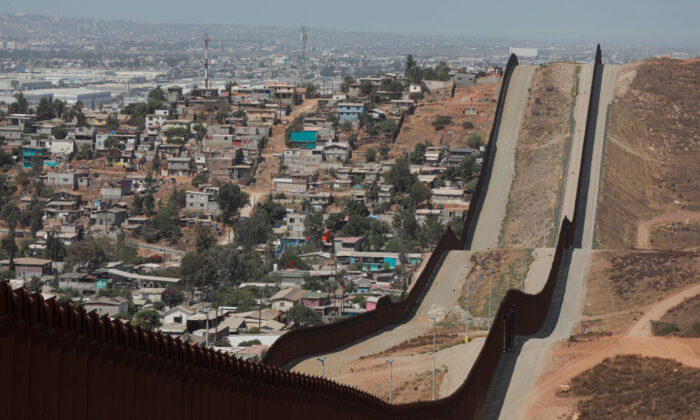 Vista del muro fronterizo entre Estados Unidos y México en Otay Mesa, California, el 13 de agosto de 2021. (Sandy Huffaker/AFP a través de Getty Images)
