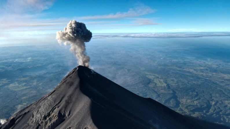 En una fotografía de archivo, se ve el volcán de Fuego emitiendo humo el 13 de enero de 2022, visto desde el volcán Acatenango, 75 km al suroeste de Ciudad de Guatemala. (Carlos Alonzo/AFP vía Getty Images)