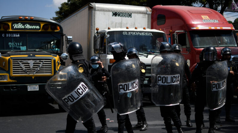 En una fotografía de archivo, se ven policías antimotines en Ciudad de Guatemala (Guatemala) el 7 de marzo de 2022. (Johan Ordonez/AFP vía Getty Images)
