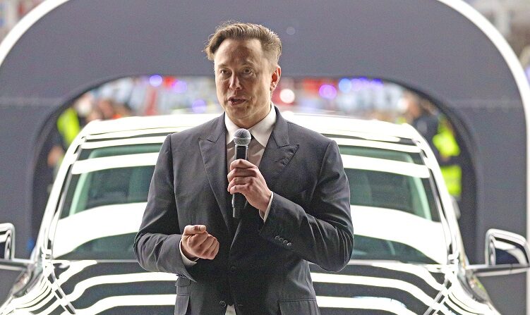 El CEO de Tesla, Elon Musk, habla durante la inauguración oficial de la nueva planta de fabricación de coches eléctricos de Tesla el 22 de marzo de 2022 cerca de Gruenheide, Alemania. (Christian Marquardt - Pool/Getty Images)