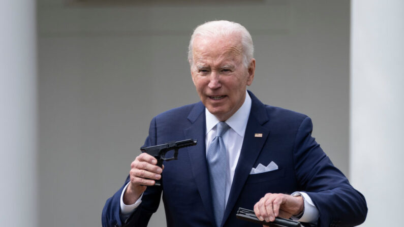 El presidente Joe Biden sostiene un kit de pistola fantasma durante un evento en el Jardín de las Rosas de la Casa Blanca en Washington el 11 de abril de 2022. (Drew Angerer/Getty Images)