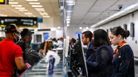 Arrestan a mujer por lanzar computadora a empleado de aerolínea en Aeropuerto de Miami