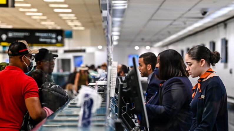 Empleados de aerolíneas trabajan en el Aeropuerto Internacional de Miami en Miami, Florida (EE.UU.), el 19 de abril de 2022. (Chandan Khanna/AFP vía Getty Images)