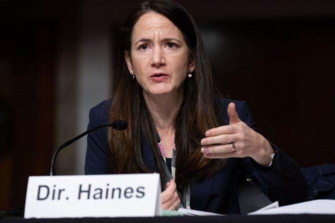 La directora de Inteligencia Nacional, Avril Haines, testifica sobre las amenazas mundiales durante una audiencia del Comité de Fuerzas Armadas del Senado en el Capitolio en Washington, DC, el 10 de mayo de 2022. (SAUL LOEB/AFP vía Getty Images)