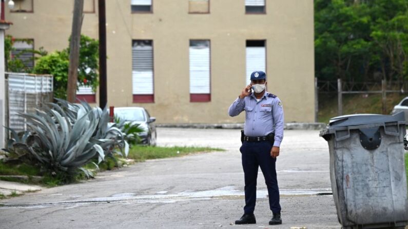 Un agente de policía vigila la entrada del Tribunal Municipal de Marianao, en La Habana, el 31 de mayo de 2022. (Foto de YAMIL LAGE/AFP a través de Getty Images)