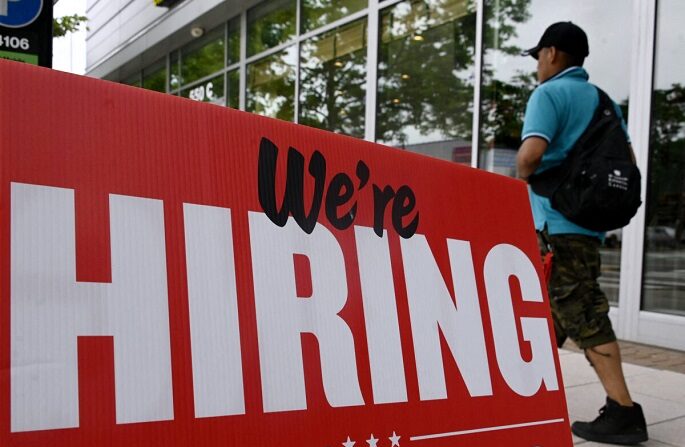 Un hombre pasa por delante de un cartel de "ahora se contrata" colocado fuera de un restaurante en Arlington, Virginia, el 3 de junio de 2022. (Olivier Douliery/AFP vía Getty Images)
