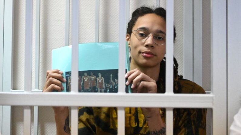 La superestrella del baloncesto de la WNBA estadounidense Brittney Griner se sienta dentro de una jaula de acusados durante una audiencia en el Tribunal de Khimki, en la ciudad de Khimki, a las afueras de Moscú, el 15 de julio de 2022. (NATALIA KOLESNIKOVA/AFP vía Getty Images)