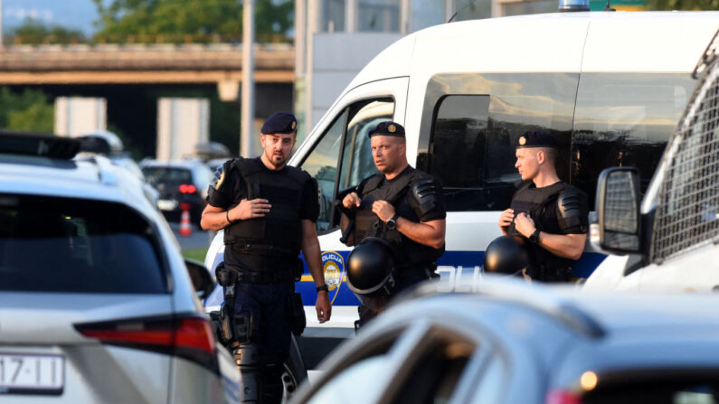 La policía antidisturbios monta guardia a la entrada de Zagreb (Croacia) el 13 de agosto de 2022. (Denis Lovrovic/AFP vía Getty Images)