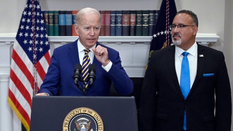 El presidente Joe Biden anuncia la reducción de los préstamos estudiantiles junto al secretario de Educación de EE.UU., Miguel Cardona, el 24 de agosto de 2022 (Oliver Douliery/AFP via Getty Images)
