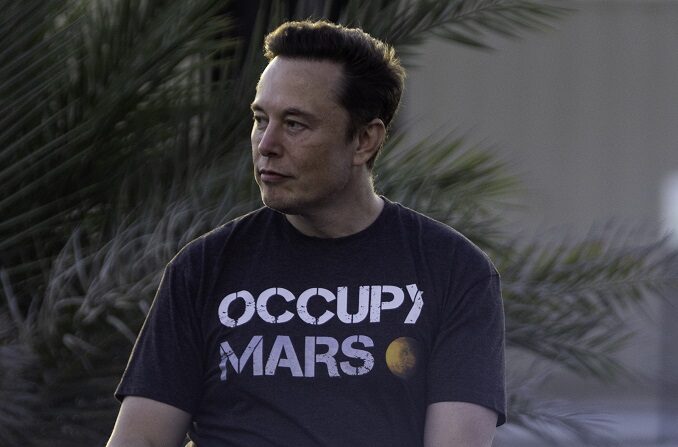 El fundador de SpaceX, Elon Musk, durante un evento conjunto de T-Mobile y SpaceX el 25 de agosto de 2022 en Boca Chica Beach, Texas. (Michael Gonzalez/Getty Images)