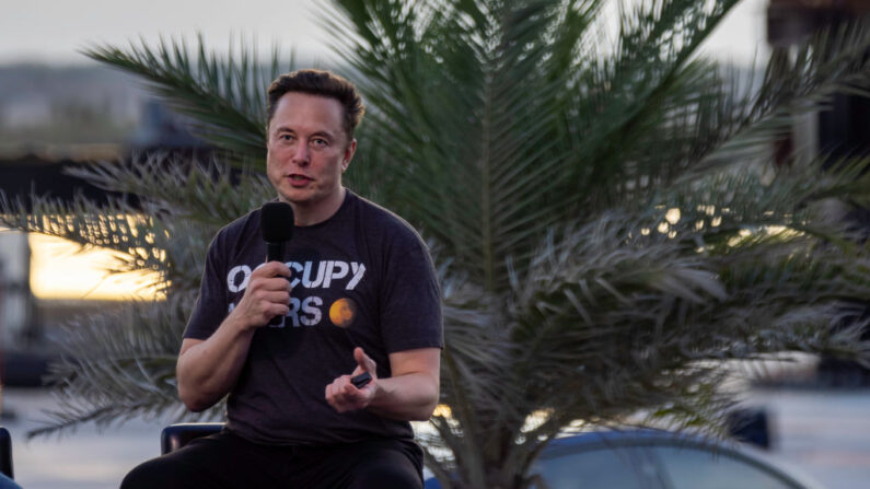 El fundador de SpaceX, Elon Musk, habla durante un evento conjunto de T-Mobile y SpaceX, en Boca Chica Beach, Texas, el 25 de agosto de 2022. (Michael Gonzalez/Getty Images)