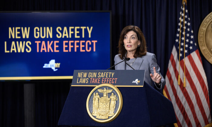 La gobernadora de Nueva York, Kathy Hochul, anuncia nuevas reglas de portación oculta en una conferencia de prensa en la ciudad de Nueva York, el 31 de agosto de 2022. (Ed Jones/AFP a través de Getty Images)
