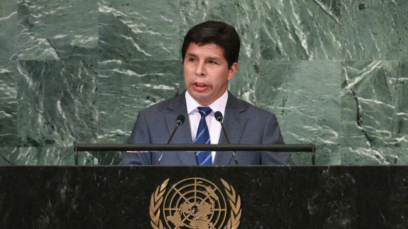 El presidente peruano Pedro Castillo Terrones se dirige a la 77ª sesión de la Asamblea General de las Naciones Unidas en la sede de la ONU en Nueva York el 20 de septiembre de 2022. (ANGELA WEISS/AFP vía Getty Images)
