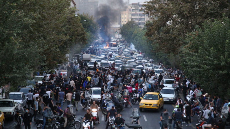 Una imagen obtenida por AFP fuera de Irán el 21 de septiembre de 2022, muestra a manifestantes iraníes tomando las calles de la capital Teherán durante una protesta por Mahsa Amini, días después de que muriera bajo custodia policial.(-/AFP vía Getty Images)