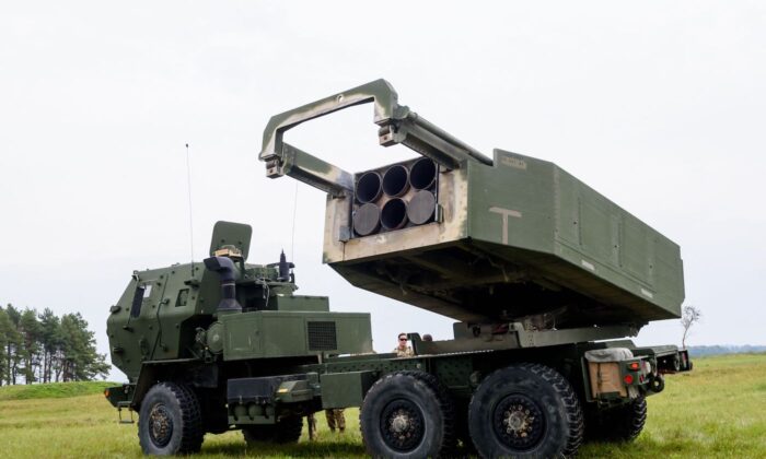 Un sistema de cohetes de artillería de alta movilidad (HIMARS) durante el ejercicio militar Namejs 2022 en Skede, Letonia, el 26 de septiembre de 2022. (Gints Ivuskans/AFP vía Getty Images)