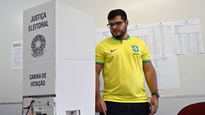 Un hombre mira la urna electrónica después de emitir su voto durante las elecciones legislativas y presidenciales, en Brasilia, Brasil, el 2 de octubre de 2022.  (Foto de EVARISTO SA/AFP a través de Getty Images)