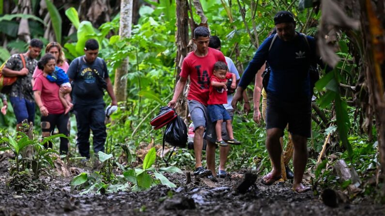 Migrantes venezolanos llegan a la aldea de Canaán Membrillo, el primer control fronterizo de la provincia de Darién, en Panamá, el 13 de octubre de 2022. (Luis Acosta/AFP vía Getty Images)