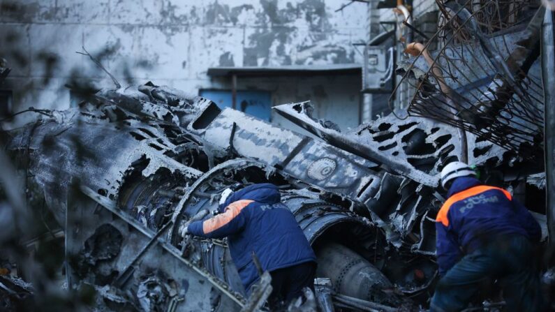 Personal de Emergencias de Rusia retira los restos de un avión militar Sukhoi Su-34 en Yeysk, en el suroeste de Rusia, el 18 de octubre de 2022. (STRINGER/AFP vía Getty Images)