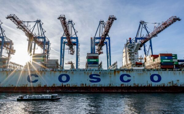 El portacontenedores 'COSCO Pride' de China COSCO Shipping Corporation es descargado en la terminal de contenedores Tollerort, propiedad de HHLA, en el puerto de Hamburgo, norte de Alemania, el 26 de octubre de 2022. (Axel Heimken/AFP vía Getty Images)