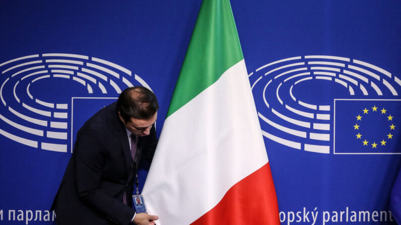 Un trabajador del Parlamento Europeo coloca la bandera italiana en la sede del Parlamento Europeo en Bruselas, Bélgica, el 3 de noviembre de 2022. (VALERIA MONGELLI/AFP vía Getty Images)
