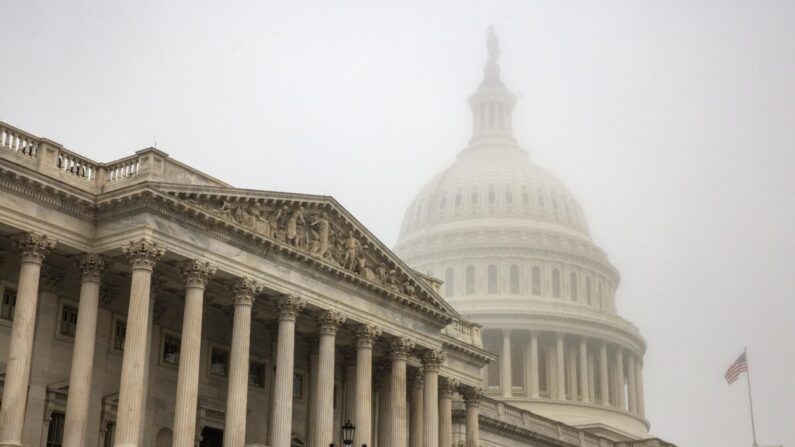 La niebla de primera hora de la mañana envuelve la cúpula del Capitolio de EE.UU. detrás de la Cámara de Representantes de EE.UU. en Washington, D.C., el 4 de noviembre de 2022. (Samuel Corum/Getty Images)