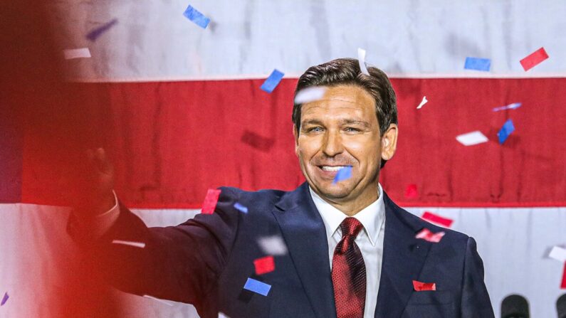 El gobernador de Florida Ron DeSantis saluda a la multitud durante una fiesta de observación de la noche electoral en el Centro de Convenciones de Tampa en Tampa, Florida, el 8 de noviembre de 2022. (Giorgio Viera/AFP vía Getty Images)
