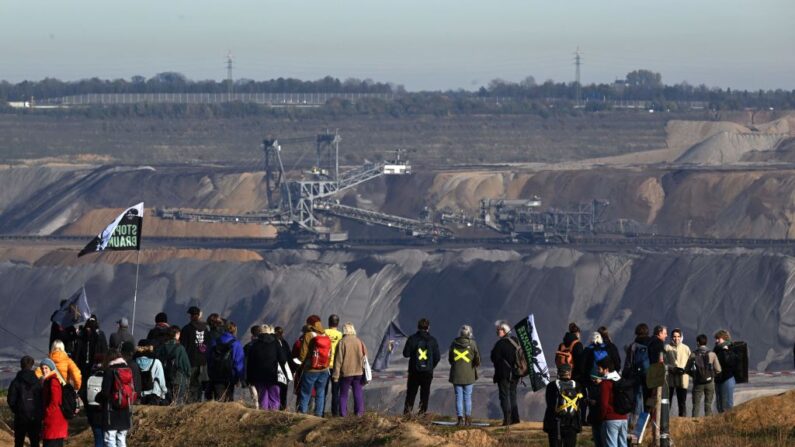 Manifestantes frente a una excavadora de lignito durante una manifestación en la mina de lignito a cielo abierto de Garzweiler, cerca de Luetzerath, oeste de Alemania, el 12 de noviembre de 2022. Ina Fassbender/AFP vía Getty Images)