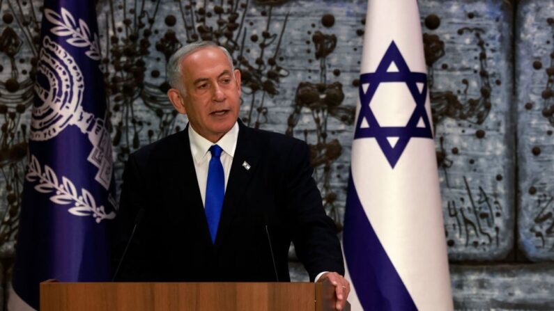 El presidente del partido Likud de Israel, Benjamin Netanyahu, hace una declaración después de que el presidente del país le encargara formar un nuevo gobierno, en Jerusalén, el 13 de noviembre de 2022. (Menahem Kahana/AFP vía Getty Images)