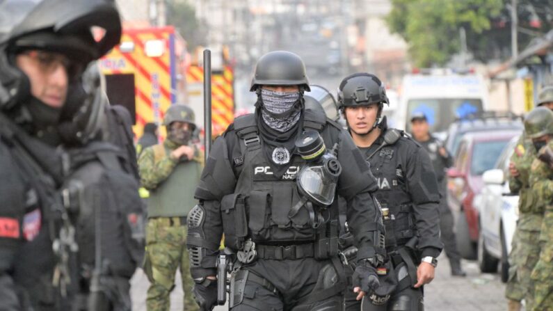 Soldados y policías vigilan el traslado de dos reclusos de la cárcel de Pichincha 1, en Quito, el 18 de noviembre de 2022. (Rodrigo Buendia/AFP vía Getty Images)