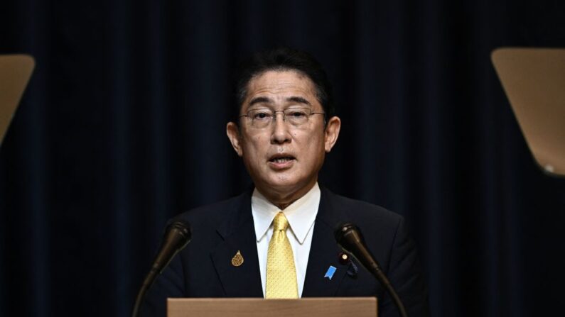 El primer ministro de Japón, Fumio Kishida, habla en una rueda de prensa durante la cumbre del Foro de Cooperación Económica Asia-Pacífico (APEC) en Bangkok (Tailandia) el 19 de noviembre de 2022. (Lillian Suwanrumpha/AFP vía Getty Images)