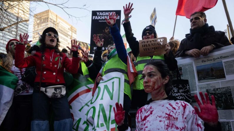 Manifestantes piden a Naciones Unidas que tomen medidas contra el trato a las mujeres en Irán, tras la muerte de Mahsa Amini mientras estaba bajo custodia de la policía de la moral, durante una manifestación cerca de la sede de la ONU en Nueva York el 19 de noviembre de 2022. (YUKI IWAMURA/AFP vía Getty Images)