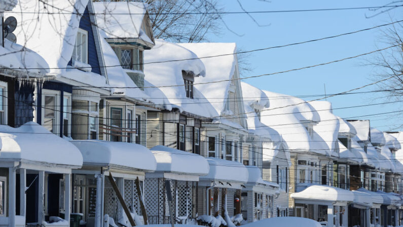 Casas cubiertas de nieve tras una intensa tormenta de nieve el 20 de noviembre de 2022 en Buffalo, Nueva York. (John Normile/Getty Images)