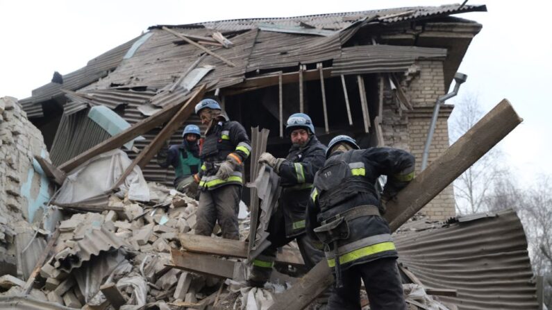 Rescatistas limpian los escombros del edificio de maternidad de dos plantas destruido en la ciudad de Vilnyansk, en el sur de la región de Zaporiyia, el 23 de noviembre de 2022, en medio de la invasión rusa de Ucrania. (Katerina Klochko/AFP vía Getty Images)