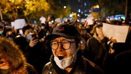 Destacado activista de DD.HH.: Protestas masivas de cero-COVID en China desafiaron el poder del PCCh