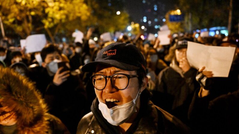 Manifestantes recorren una calle durante una manifestación por las víctimas de un incendio mortal y contra las duras restricciones del PCCh por el covid-19, en Beijing, el 28 de noviembre de 2022. (NOEL CELIS/AFP a través de Getty Images)