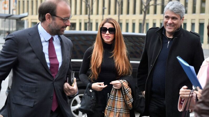 La cantante colombiana Shakira (c) llega al juzgado de Barcelona (España) el 1 de diciembre de 2022, para asistir a la ratificación de la demanda de separación con su exmarido y al acuerdo sobre la custodia de sus hijos. (Pau Barrena/AFP vía Getty Images)