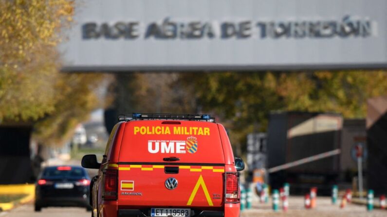 Un coche de la policía militar patrulla en la entrada principal de la base aérea española, en Torrejón de Ardoz, cerca de Madrid, el 1 de diciembre de 2022. (OSCAR DEL POZO/AFP vía Getty Images)