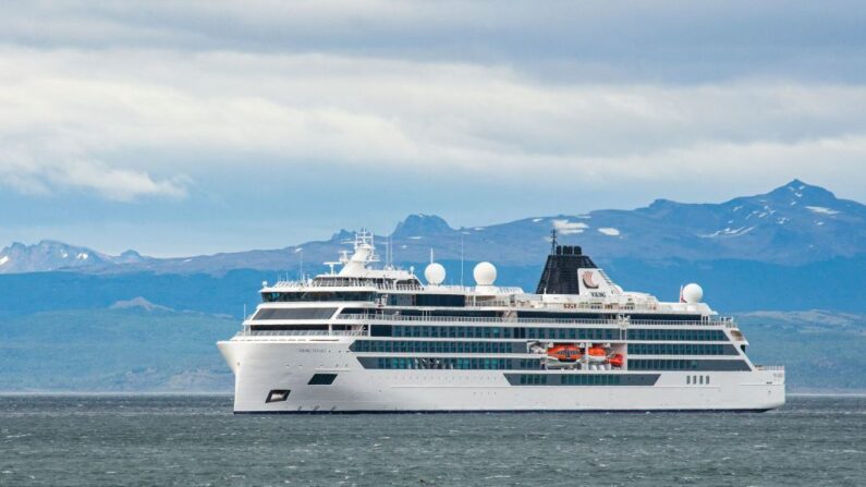 El crucero de bandera noruega Viking Polaris es visto anclado en aguas del Océano Atlántico en Ushuaia, sur de Argentina, el 1 de diciembre de 2022. (ALEXIS DELELISI/AFP vía Getty Images)