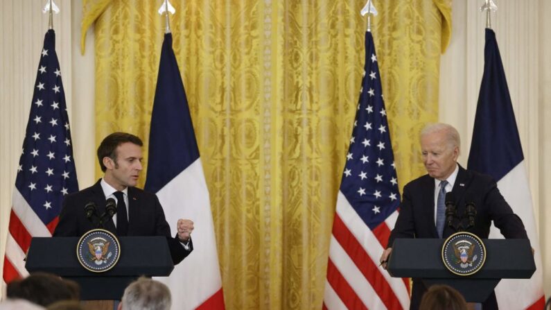 El presidente de Estados Unidos, Joe Biden, y el presidente de Francia, Emmanuel Macron, ofrecen una conferencia de prensa conjunta en la Sala Este de la Casa Blanca en Washington, DC, el 1 de diciembre de 2022. (LUDOVIC MARIN/AFP vía Getty Images)