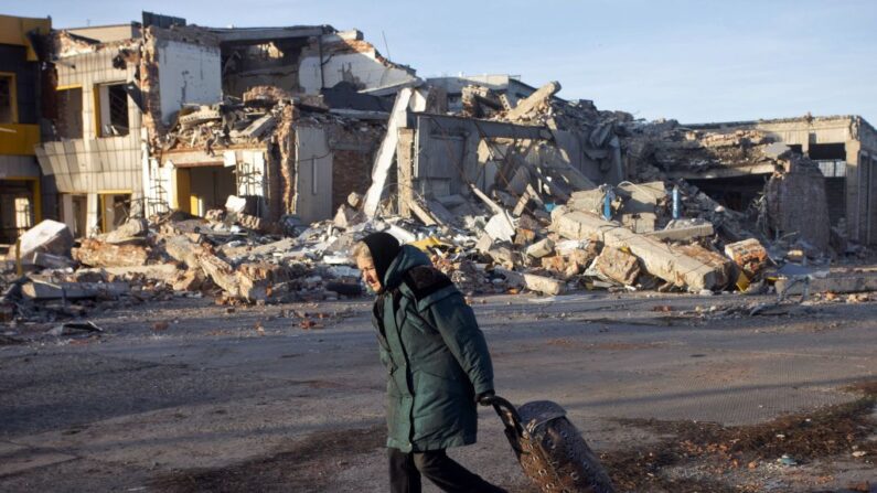 Anciana pasa frente a  edificio destruido en Bakhmut, región de Donetsk, el 4 de diciembre de 2022, en medio de la invasión rusa de Ucrania. (YEVHEN TITOV/AFP vía Getty Images)