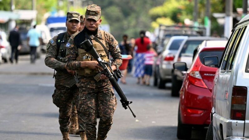 Soldados patrullan durante una operación contra pandilleros en La Campanera, una comunidad históricamente controlada por la pandilla callejera 18, en Soyapango, El Salvador, el 4 de diciembre de 2022. (Marvin Recinos/AFP vía Getty Images)